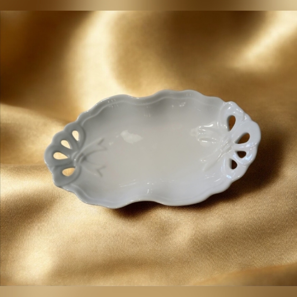 Vintage Dish With Ribbon Design